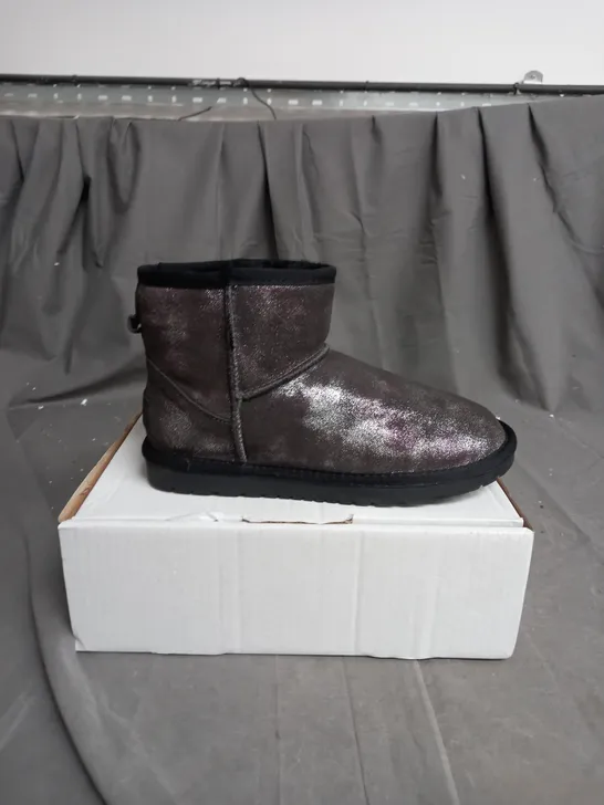 BOXED LOW GLITTER SHOES SIZE 5 