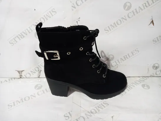 BOXED PAIR OF DESIGNER ANKLE BOOTS IN BLACK UK SIZE 6