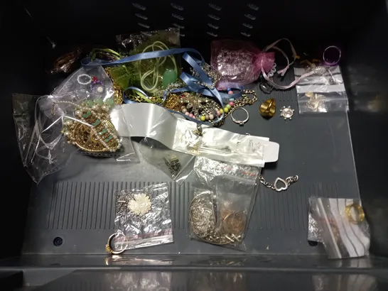 LOT OF ASSORTED JEWELLERY AND WATCH ITEMS TO INCLUDE CLARO JEWEL, BY GOM AND NOUCK