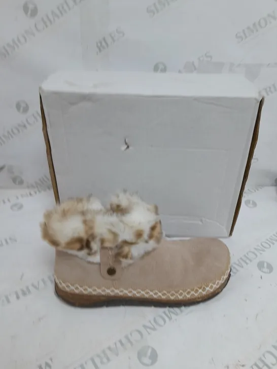 BOXED PAIR OF EARTH ORIGINS EMMALYN BOOTIES IN BEIGE - SIZE 6