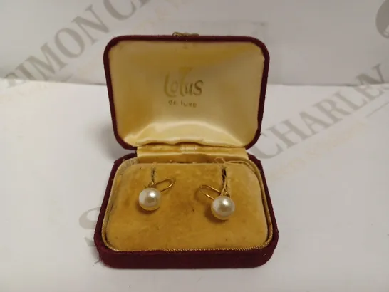 BOXED GOLD EFFECT EARRINGS WITH PEARL 