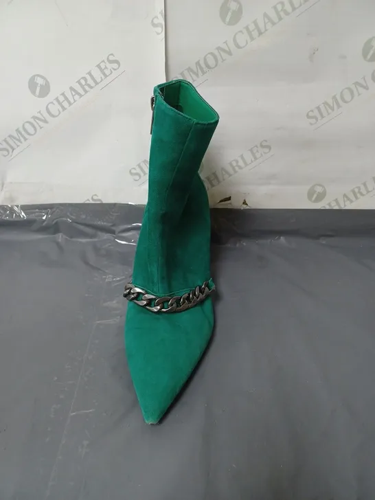 BEN DE LISI CHAIN LINK SUEDE ANKLE BOOT SIZE 6 IN GREEN 