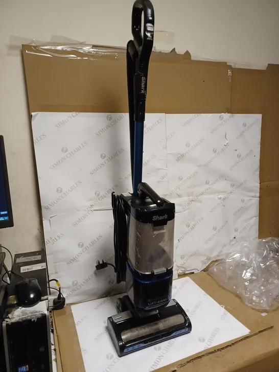 SHARK NV602UK LIFT-AWAY UPRIGHT VACUUM CLEANER