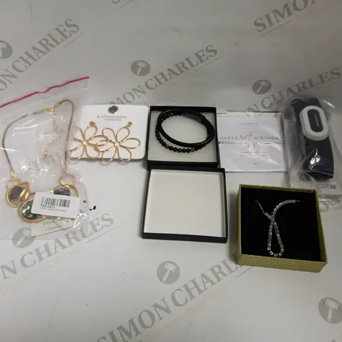 LOT OF ASSORTED JEWELLERY TO INCLUDE BRACELETS, EARRINGS, AND NECKLACES.