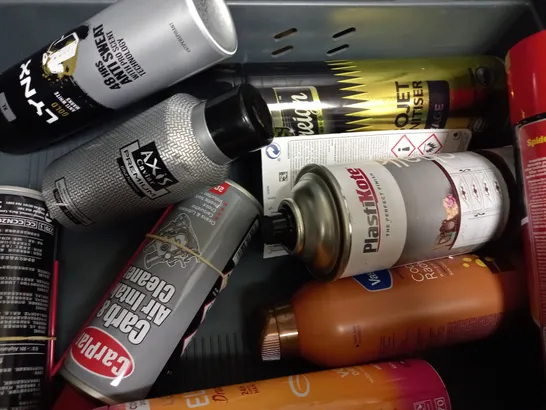  BOX OF APPROX 12 ASSORTED AEROSOLS TO INCLUDE TRESEMME HAIRSPRAY, FLEA KILLER, PAINT FACTORY STOVE PAINT, ETC 