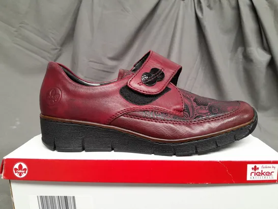 BOXED PAIR OF RIEKER SHOES W. BUTTON IN RED WINE SIZE 7.5