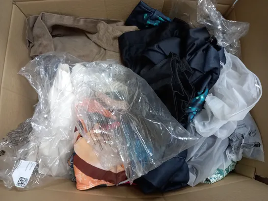 BOX OF APPROXIMATELY 22 ASSORTED CLOTHING ITEMS TO INCUDE - BAG , JEANS , JACKET ETC