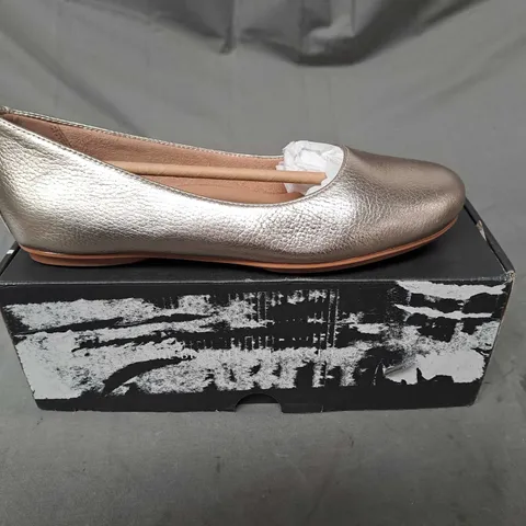 BOXED NATURALIZER METALLIC PUMPS IN GOLD SIZE 5