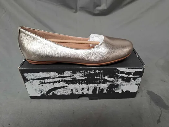 BOXED NATURALIZER METALLIC PUMPS IN GOLD SIZE 5