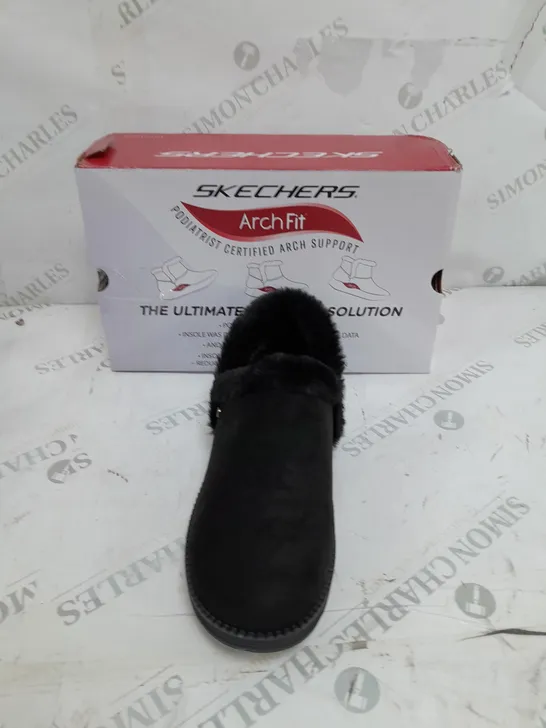 BOXED PAIR OF SKETCHERS DREAM BOOTIE BLACK SIZE 6 