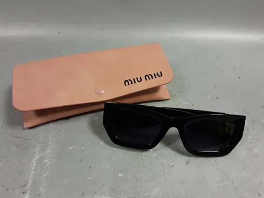 MIU MIU BLACK FRAMED LOGO SUNGLASSES 