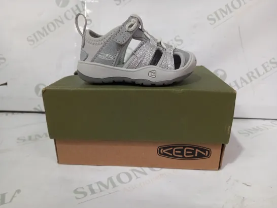 BOXED PAIR OF KEEN MOXIE INFANT SANDALS IN SILVER COLOUR UK SIZE 3