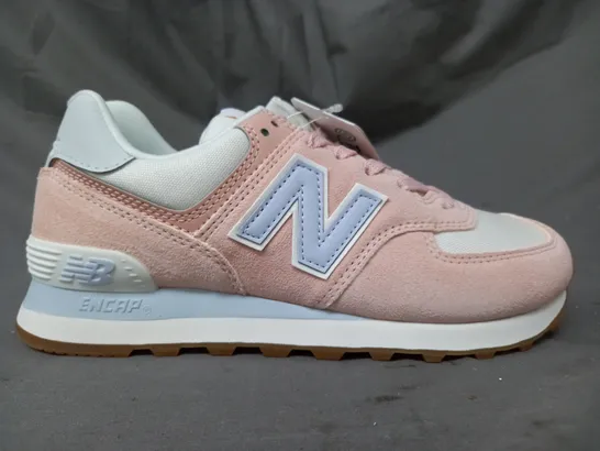 BOXED PAIR OF NEW BALANCE 574 TRAINERS IN PALE PINK UK SIZE 5