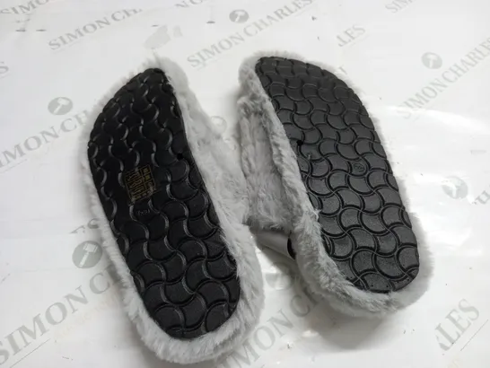 GREY FAUX FUR SLIPPERS - 39