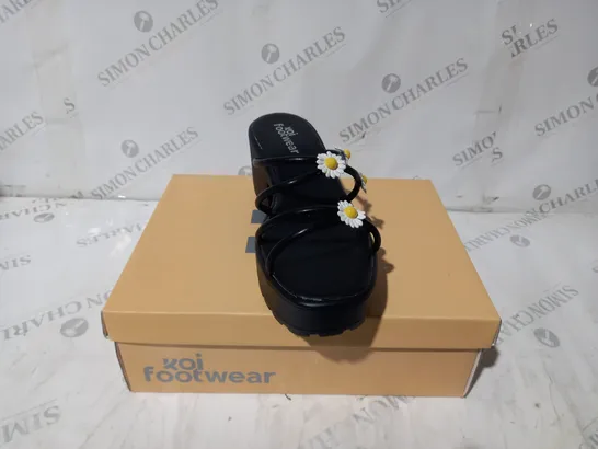 BRAND NEW BOXED PAIR OF KOI VEGAN BLOOMING DAISY OASIS STRAPPY SLIDERS IN BLACK - UK SIZE 7