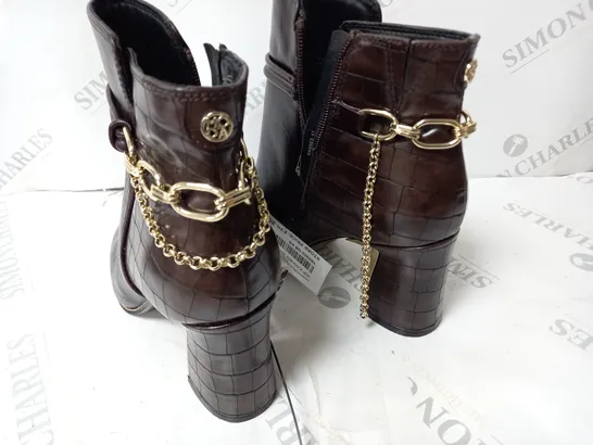 PAIR OF MODA IN PELLE KANNES ANKLE BOOTS DARK BROWN SIZE 8