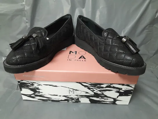 BOXED PAIR OF MODA IN PELLE QUILTED LOAFERS W. TASSEL IN BLACK SIZE 6