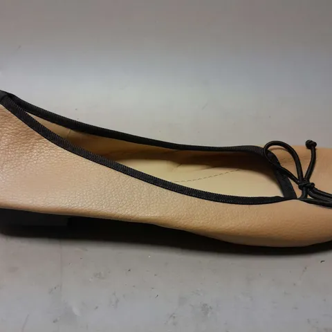 APPROXIMATELY 30 MRP SLIP ON SHOES IN BROWN IN VARIOUS SIZES