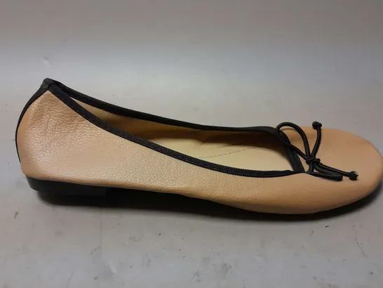 APPROXIMATELY 30 MRP SLIP ON SHOES IN BROWN IN VARIOUS SIZES