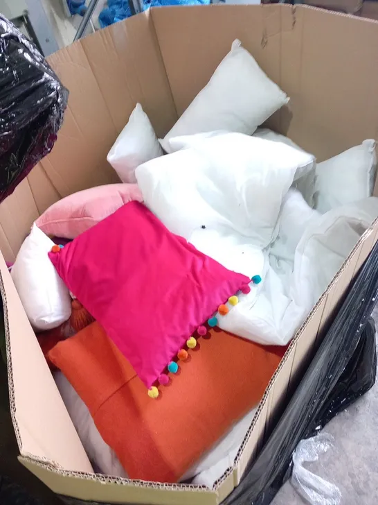 PALLET OF ASSORTED CUSHIONS AND PILLOWS