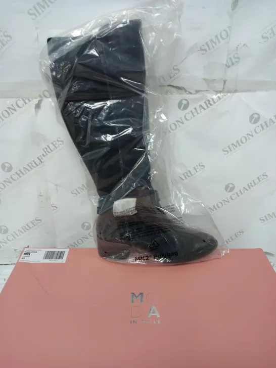 BOXED PAIR OF MODA IN PELLE TAMARRA KNEE BOOTS IN BLACK UK SIZE 7