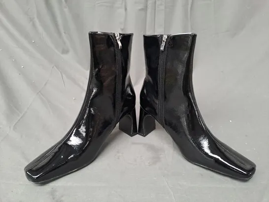 BOXED PAIR OF DESIGNER SQUARE TOE HEELED BOOTS IN GLOSSY BLACK SIZE 8