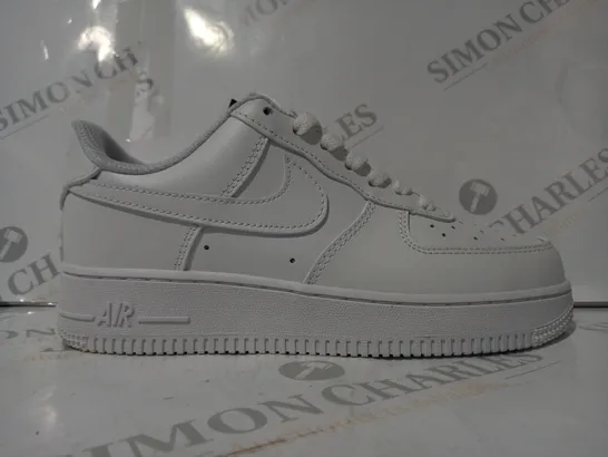 BOXED PAIR OF NIKE AIR FORCE 1 '07 SHOES IN WHITE UK SIZE 5