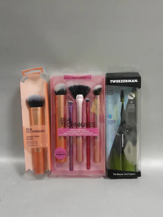 LOT OF 3 ASSORTED HEALTH AND BEAUTY ITEMS TO INCLUDE REAL TECHNIQUES ARTISTS ESSENTIALS 5 PIECE BRUSH SET, TWEEZERMAN BROW & LASH BRUSH AND REAL TECHNIQUES EXPERT FACE BRUSH.