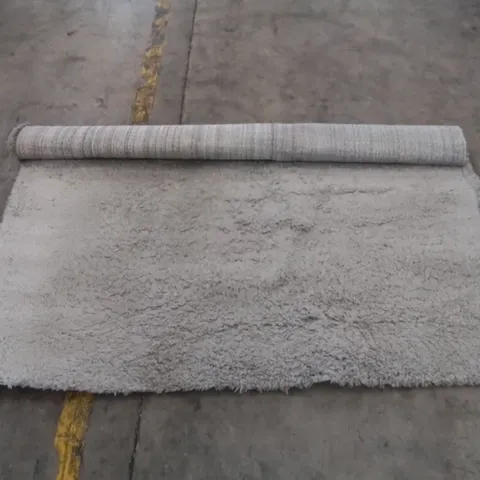 ANASTASIA SHAGGY SILVER RUG // SIZE: 200 X 290CM