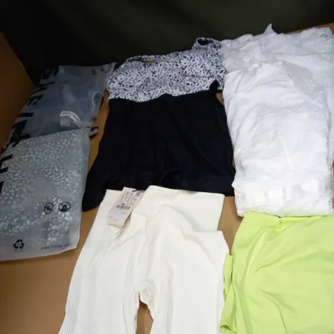 LOT OF APPROX. 20 ASSORTED CLOTHING ITEMS TO INCLUDE: TOPS, PANTS, DRESSES