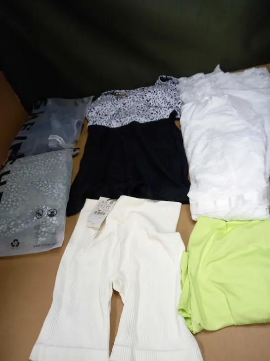 LOT OF APPROX. 20 ASSORTED CLOTHING ITEMS TO INCLUDE: TOPS, PANTS, DRESSES