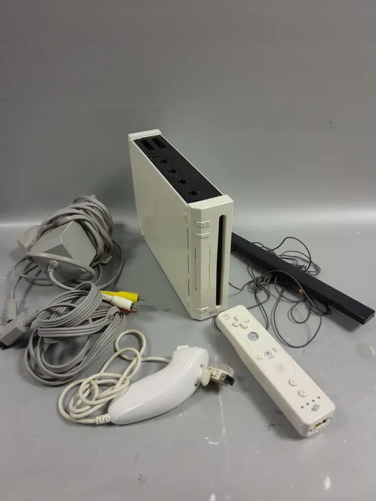 NINTENDO WII CONSOLE & ACCESSORIES 