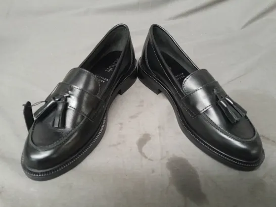 BOXED PAIR OF SCHUH LOAFERS W. TASSEL IN BLACK UK SIZE 6