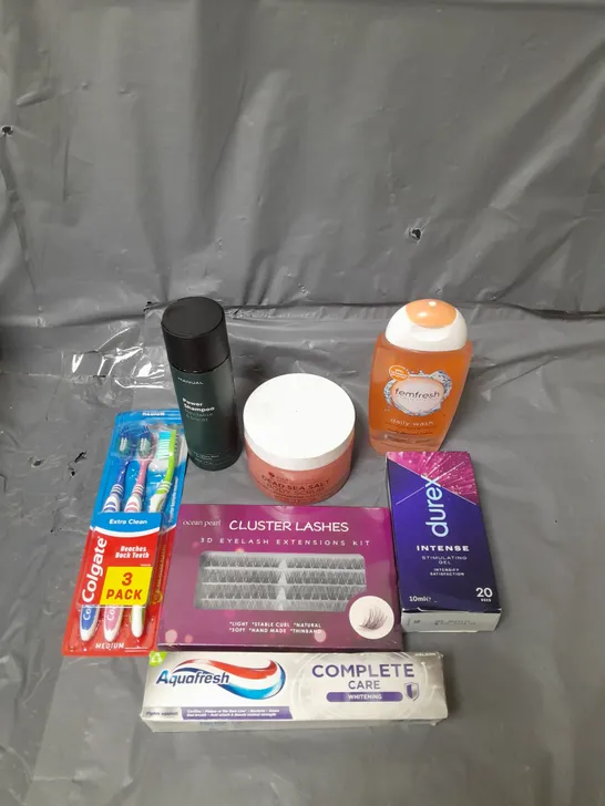 APPROXIMATELY 20 ASSORTED COSMETICS PRODUCTS TO INCLUDE - FEMFRESH WASH, AQUAFRESH TOOTHPASTE AND DUREX STIMULATING GEL ETC. 