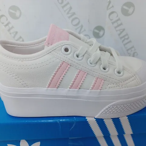 BOXED PAIR OF ADIDAS NIZZA PLATFORM TRAINERS IN WHITE/PINK - KIDS UK 10