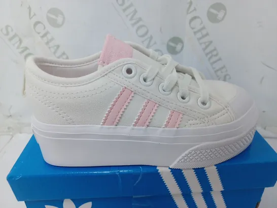 BOXED PAIR OF ADIDAS NIZZA PLATFORM TRAINERS IN WHITE/PINK - KIDS UK 10