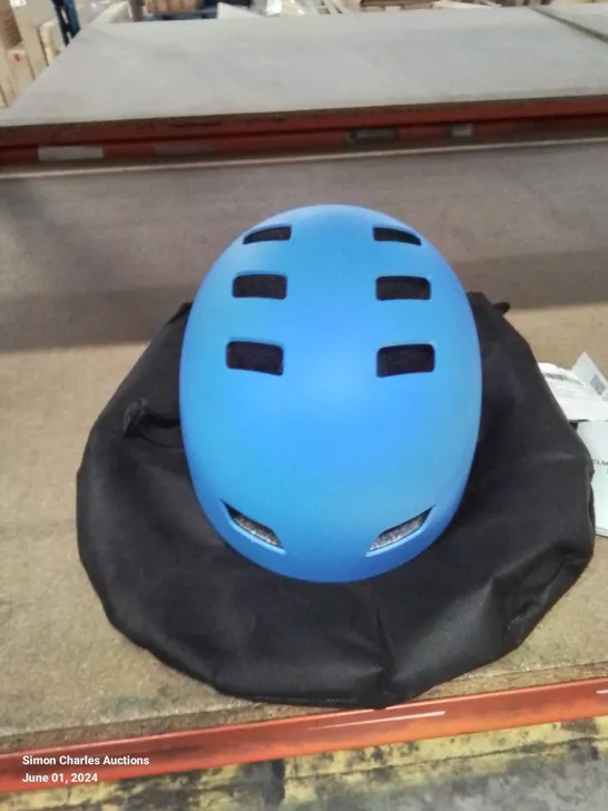 A BOX OF 6 CHILDREN'S HELMETS IN BLUE