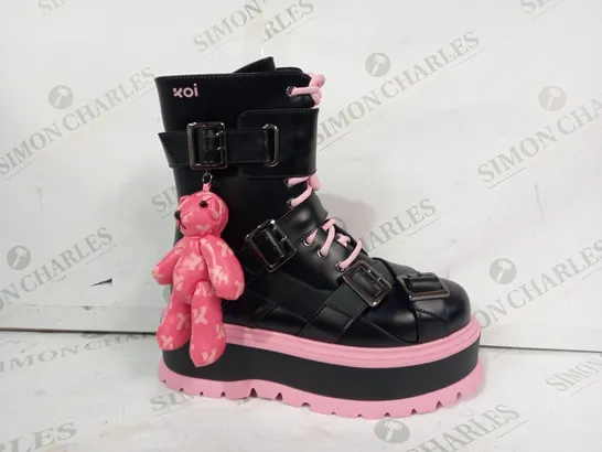 BOXED PAIR OF KOI PLATFORM CHUNKY ANKLE BOOTS IN BLACK/PINK W. TEDDY BEAR SIZE 5