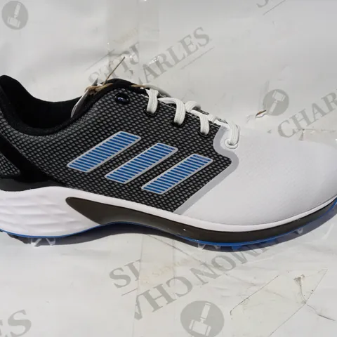 BOXED PAIR OF DESIGNER SPORTS TRAINERS IN THE STYLE OF ADIDAS IN WHITE/BLACK/BLUE UK SIZE 8.5