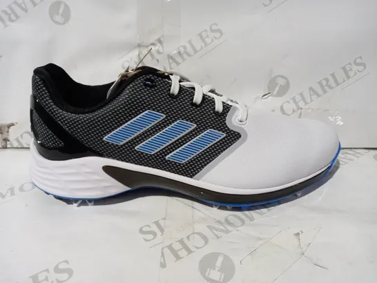 BOXED PAIR OF DESIGNER SPORTS TRAINERS IN THE STYLE OF ADIDAS IN WHITE/BLACK/BLUE UK SIZE 8.5