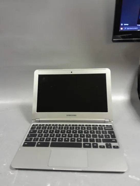 SAMSUNG NOTEBOOK XE303C12