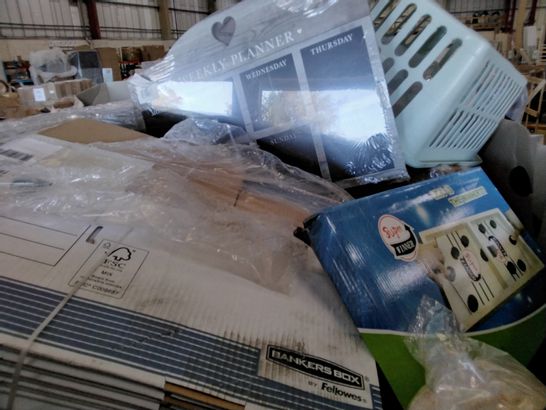 PALLET OF ASSORTED ITEMS TO INCLUDE A LAUNDRY BASKET, A WOODEN WEEKLY PLANNER BOARD AND NOVELTY BOARD GAME