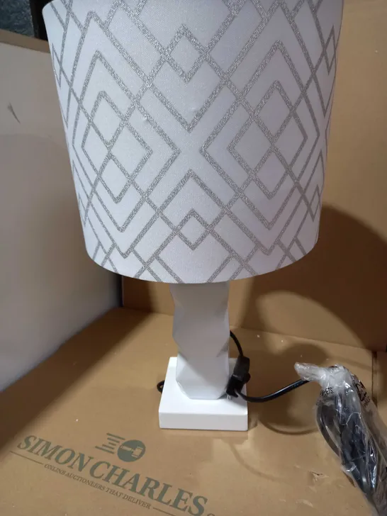 WHITE TEXTURED GEOMETRIC LAMP 