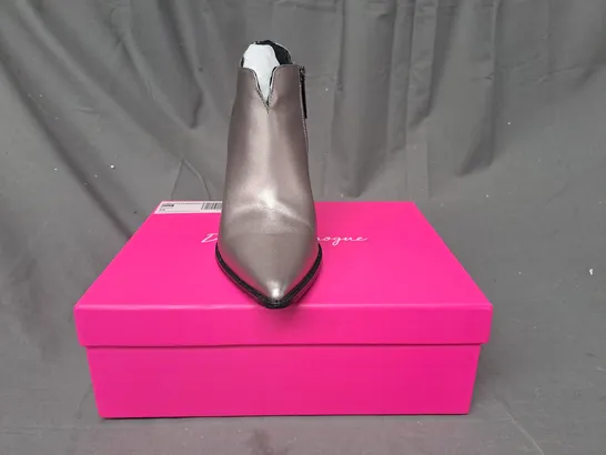 BOXED PAIR OF DANNII MINOGUE UPTOWN SUEDE HEELED BOOTS IN PEWTER UK SIZE 6