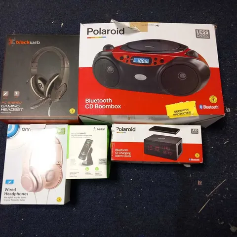 LARGE QUANTITY OF ASSORTED ELECTRICALS TO INCLUDE; BLACK WEB GAMING HEADSET, POLAROID BOOMBOX, ONN WIRED HEAD PHONES, BELKIN MAGNETIC WIRELESS CHARGER STAND AND POLAROID ALARM CLOCK