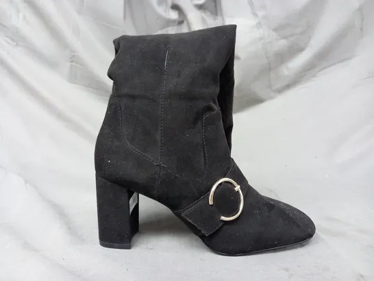 BOXED PAIR OF NINE WEST SUEDE/OTHER KNEE-HIGH BOOTS IN BLACK SIZE 5