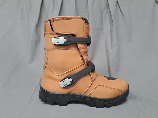 BOXED PAIR OF REXTEK MOTORBIKE BOOTS IN TAN UK SIZE 11