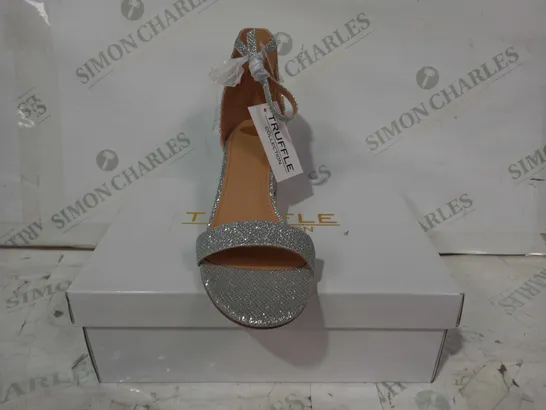 BOXED PAIR OF TRUFFLE COLLECTION LOW BLOCK HEEL OPEN TOE SANDALS IN METALLIC SILVER W. GLITTER EFFECT EU SIZE 38