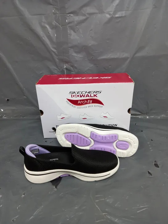 BOXED SKETCHERS GO WALK ARCH FIT SHOES WOMENS SIZE 9