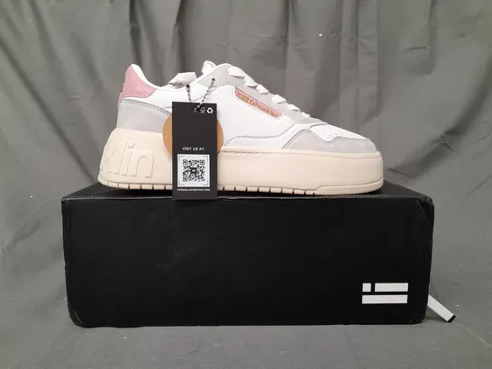 BOXED PAIR OF D.FRANKLIN SHOES IN WHITE/PINK EU SIZE 37